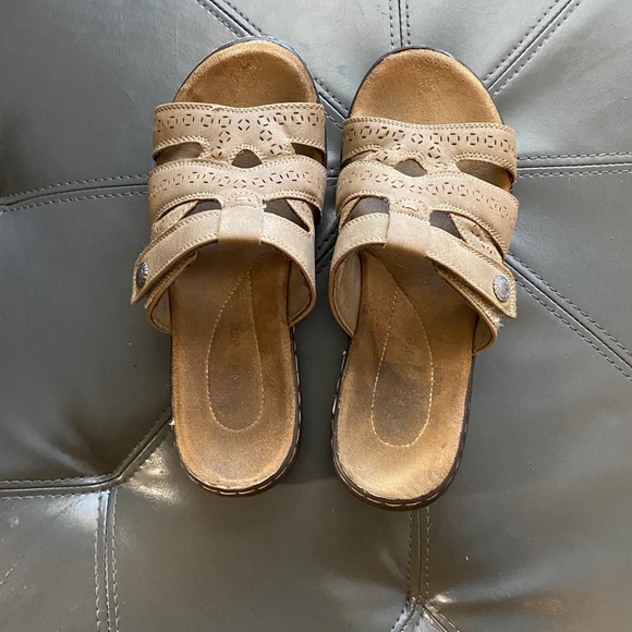 Shoes - Super comfy slip on sandals